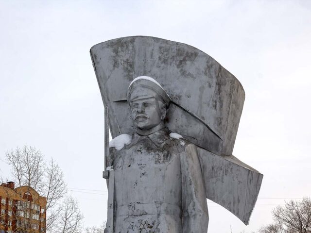 Памятник «Солдат революции»