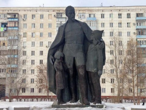 Памятник Феликс Дзержинский с детьми