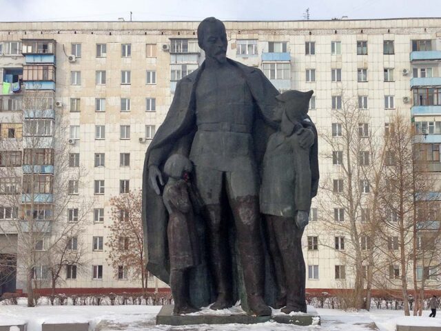 Памятник «Феликс Дзержинский с детьми»