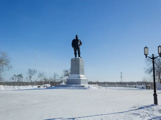 Памятник Валерию Чкалову