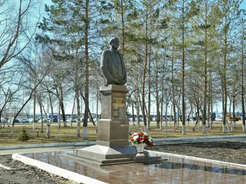 Памятник Виктору Черномырдину, Оренбург