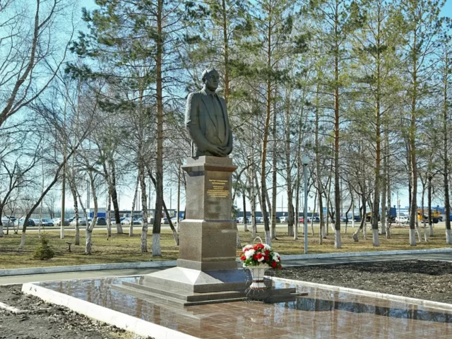 Памятник Виктору Черномырдину