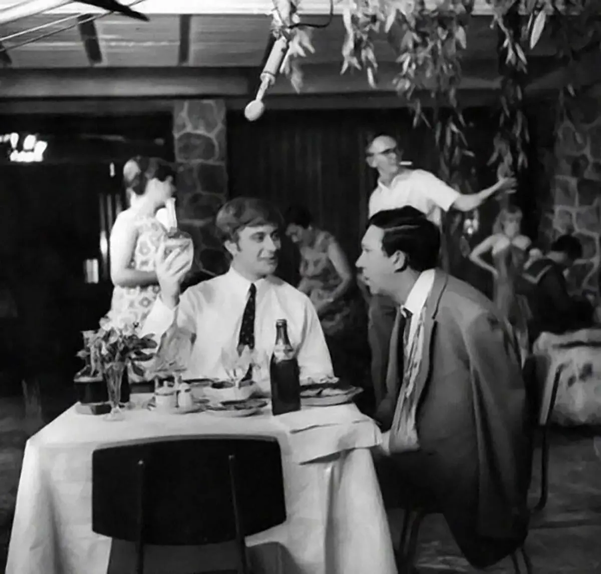 Съемки эпизода фильма в ресторане «Плакучая Ива» в комедии «Бриллиантовая рука»