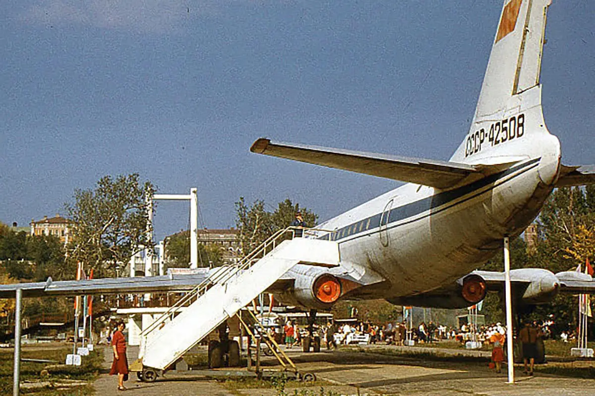 Памятник самолету Ту-104Б в Оренбурге