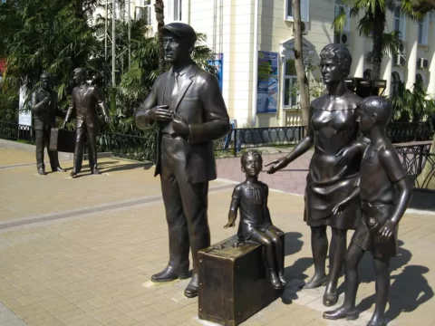 Памятник героям фильма Бриллиантовая рука, Сочи