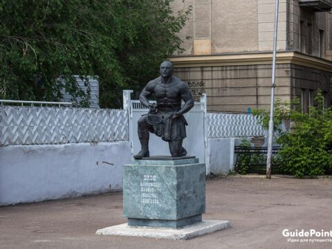 Памятник Александру Зассу (Самсону) в Оренбурге. Фото: Alex Dene