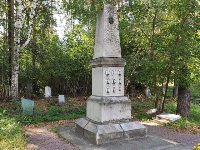 Братская могила туристов группы Игоря Дятлова