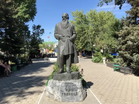 Памятник Льву Толстому, Оренбург