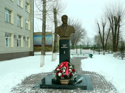 Памятник Ивану Губкину, Оренбург