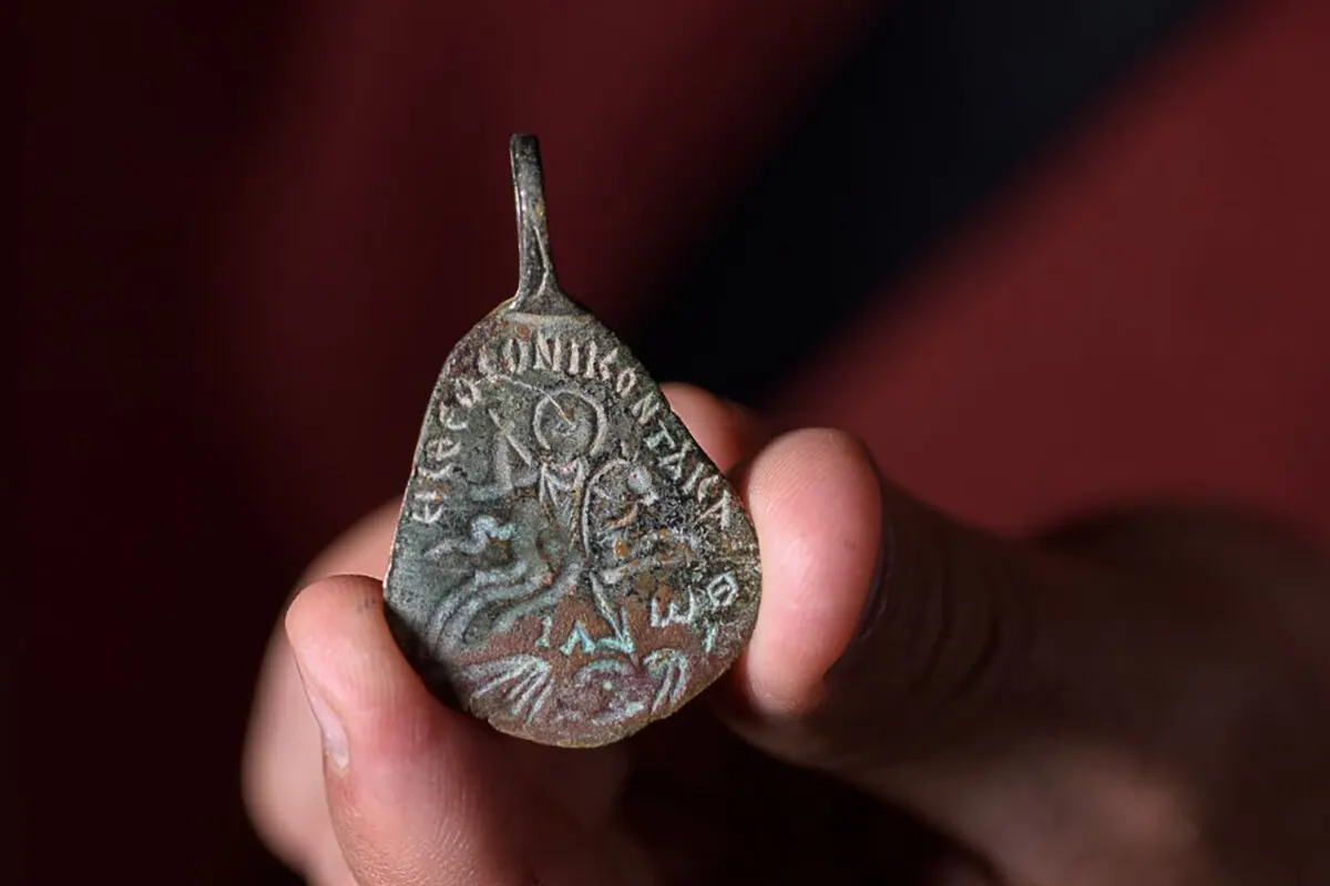Археологи нашли древний амулет отпугивающий нечистую силу
