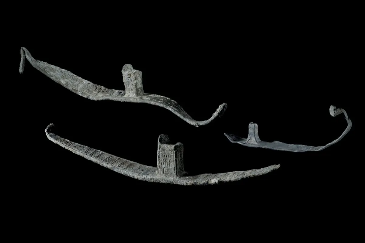 Археологи впервые обнаружили ритуальные лодки из олова