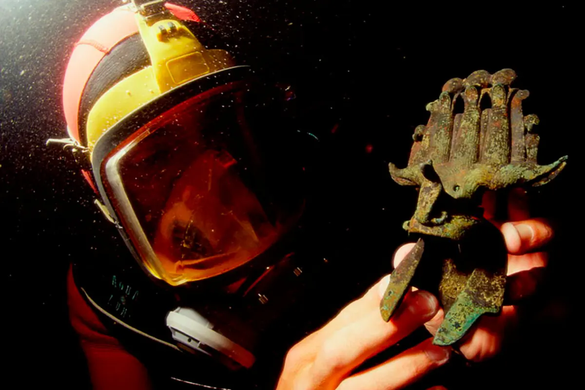 Бронзовая корона обнаружена во время подводных раскопок