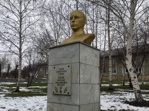 Памятник Николаю Ежову в Медногорске