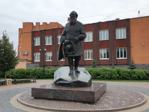 Памятник Льву Толстому в городе Подольск