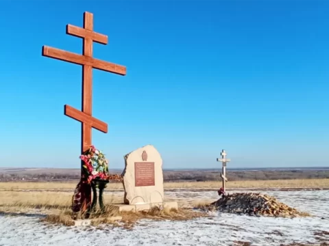 Памятный камень и крест «Участникам Салмышского боя 1917-1922г»